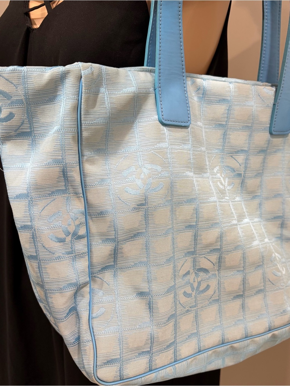 #106 CHANEL Blue Tote - Picture 3 of 14
